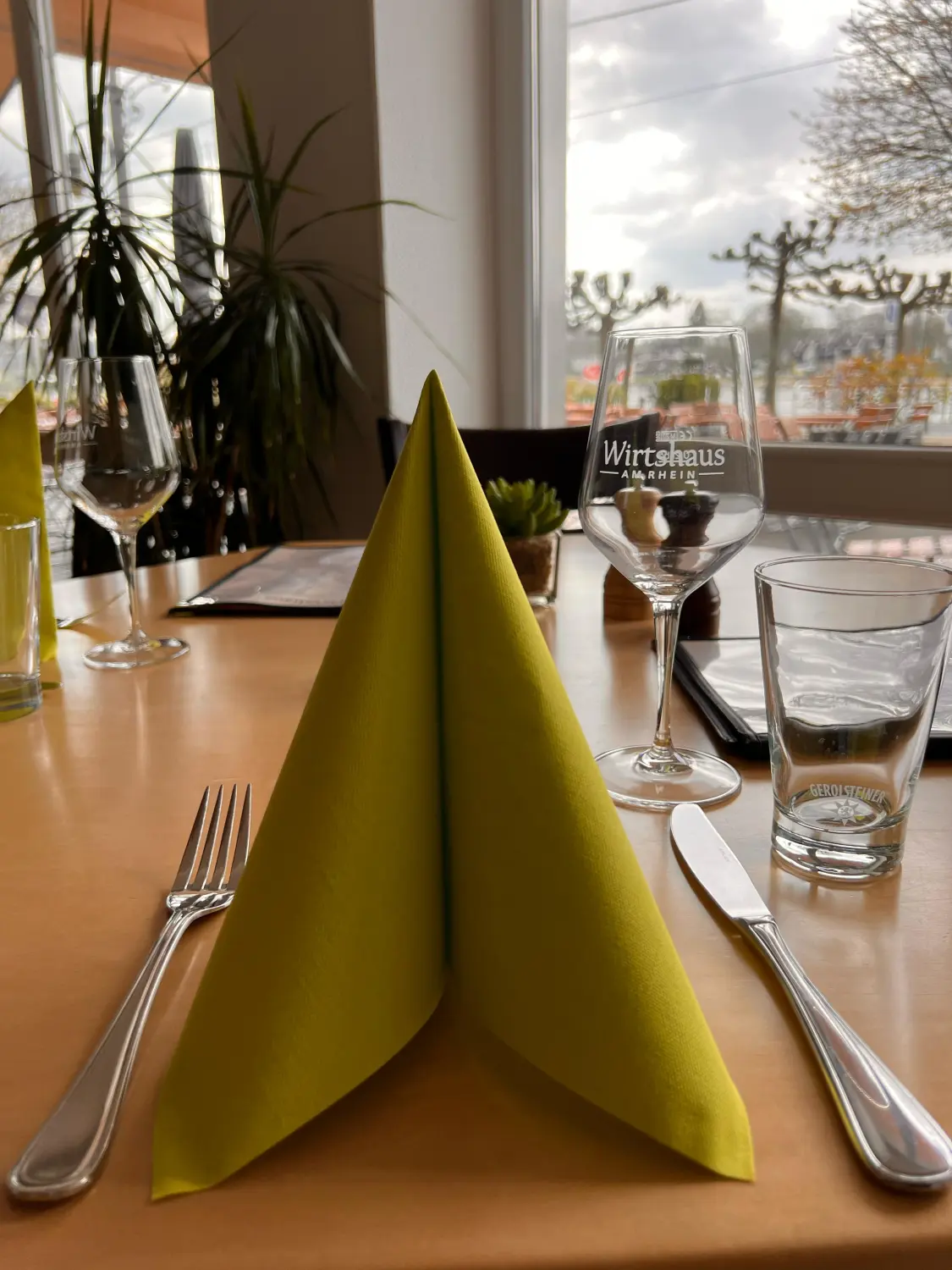 Leere Gläser im Tisch von Wirtshaus am Rhein