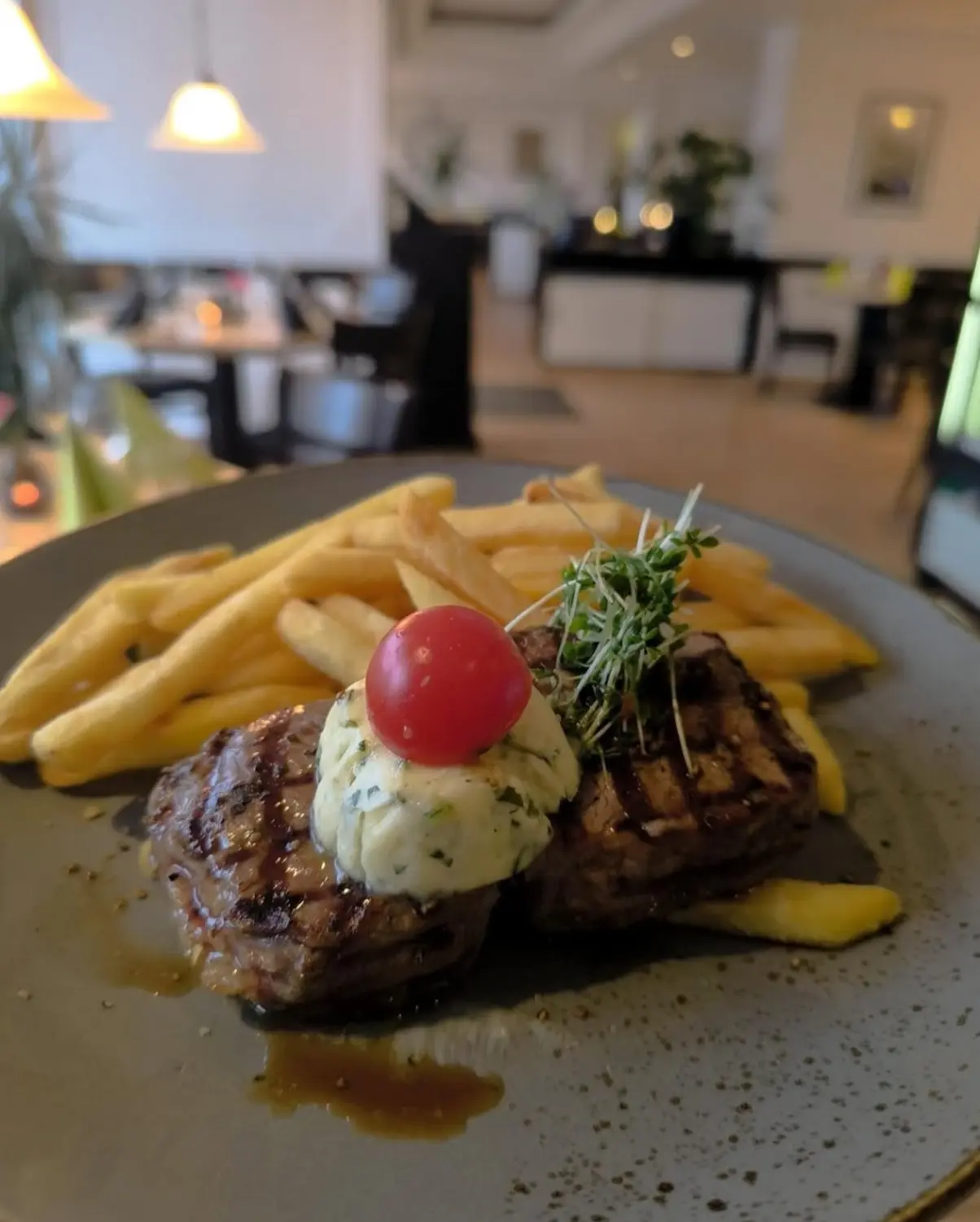 Pommes und Steak vom Wirtshaus am Rhein
